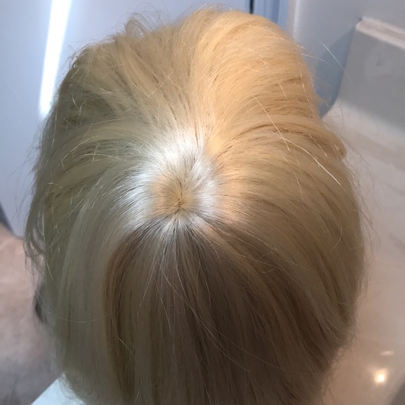 Y2K Platinum blond bob wig. Synthetic material. Great Condition- no stains. - Picture 6 of 8